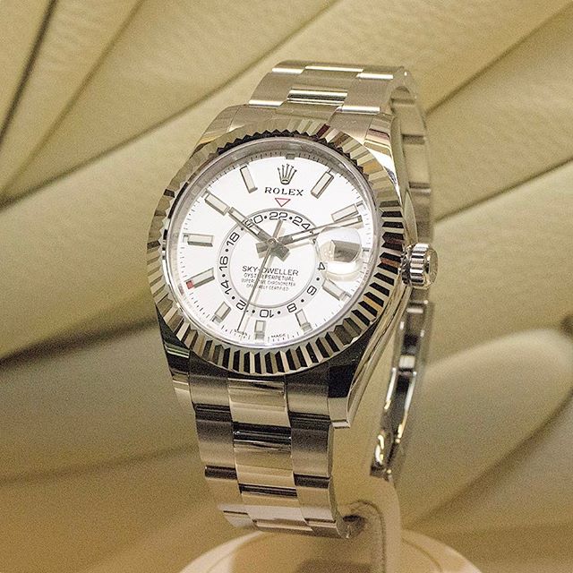 The white dials fake watches have dual time zone.