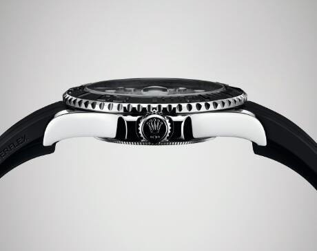 The all-black design of this timepiece is very cool.
