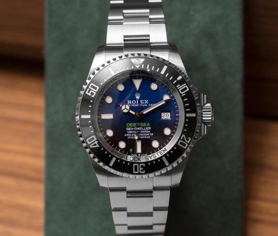 The timepiece is water resistant to a depth of 3,900 meters, meeting the requirements of professional divers.