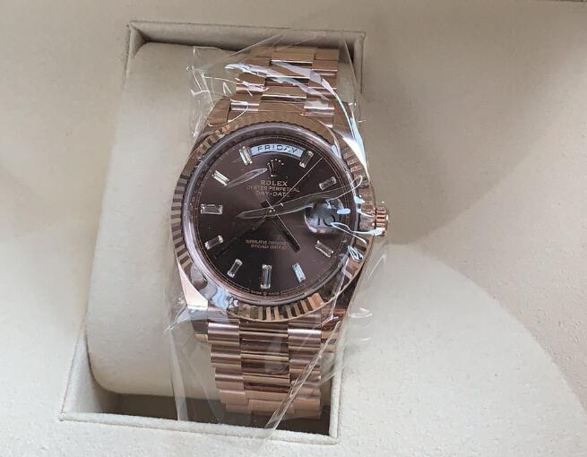 The brown dial and rose gold tone exude a distinctive temperament.